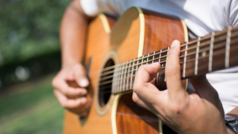 Acordes e dedilhados fáceis tornam o aprendizado do violão acessível, destaca Marcio André Savi.
