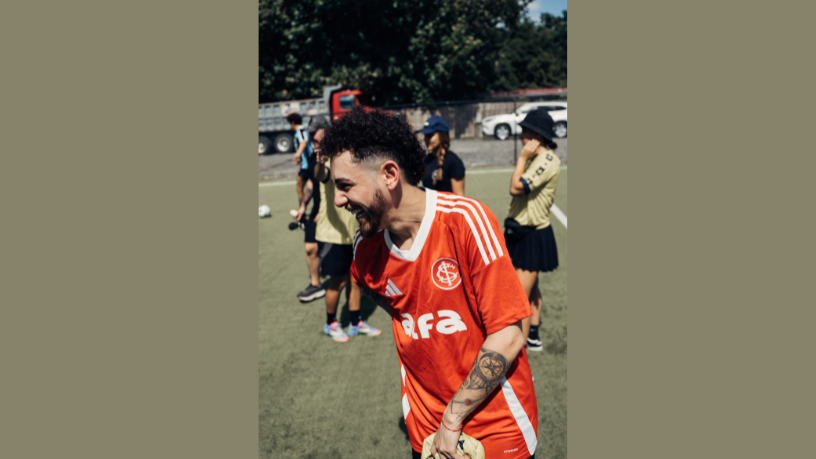 Na segunda temporada de “Fora da Plateia - A Série”, o público se aproxima ainda mais do artista e de seu universo criativo. (créditos da foto: Léo Machado)