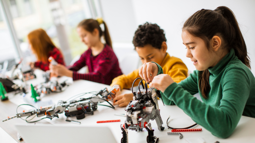 Descubra com Sérgio Bento De Araújo como competições de robótica estimulam criatividade, habilidade e progresso tecnológico.