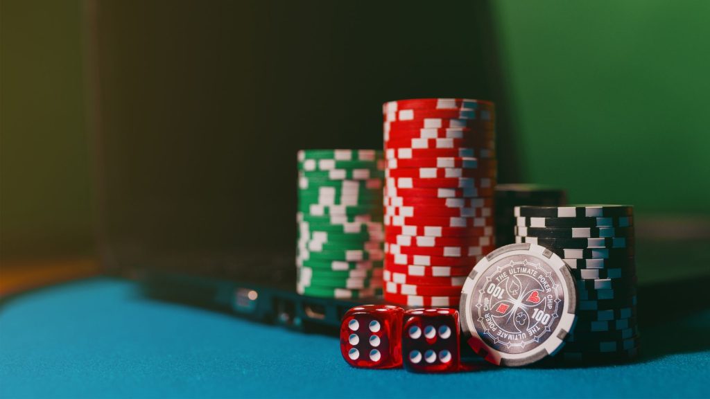 MP proíbe bets no Brasil e define prazos para retirada de valores Fichas de cassino e dados sobre uma mesa, ao lado de um laptop, representando apostas online.