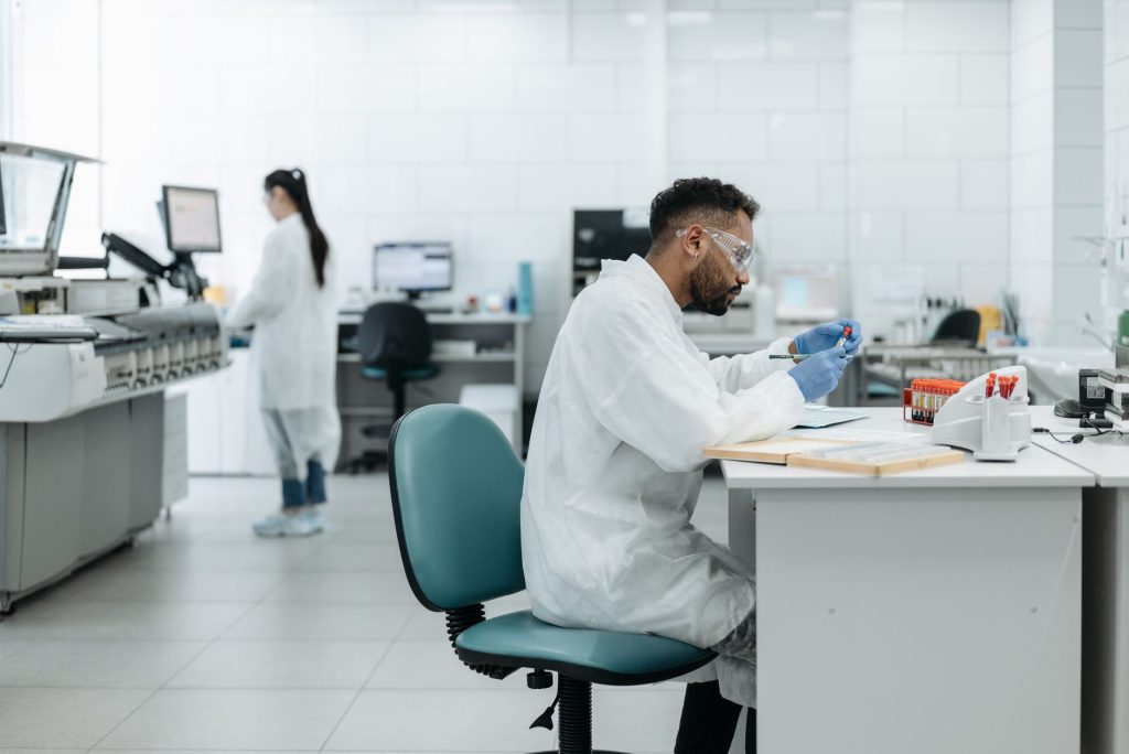 Pesquisadores analisam amostras em um laboratório equipado para pesquisa biomédica